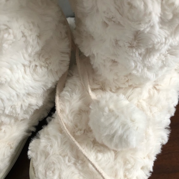 FUZZY BOOTY SLIPPERS - Picture 3 of 13